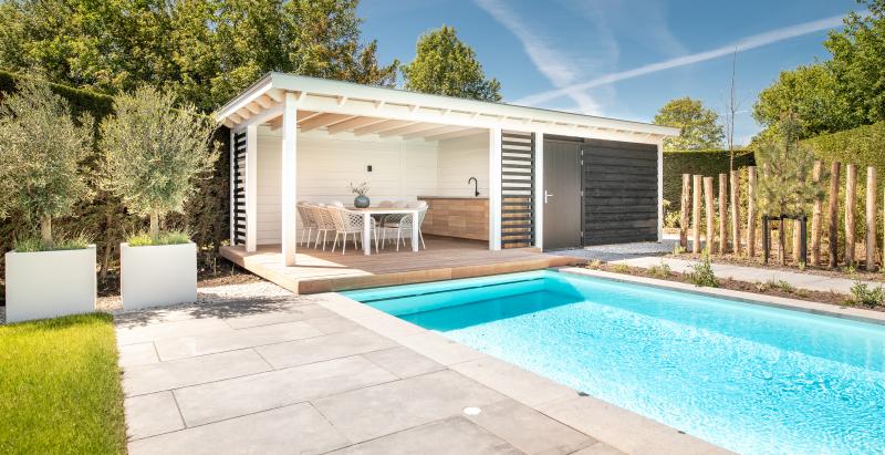 Wit poolhouse met zwembad